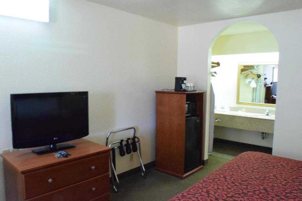 Days Inn By Wyndham San Antonio Southeast Frost Bank Center Ngoại thất bức ảnh
