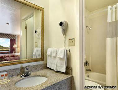 Days Inn By Wyndham San Antonio Southeast Frost Bank Center Ngoại thất bức ảnh